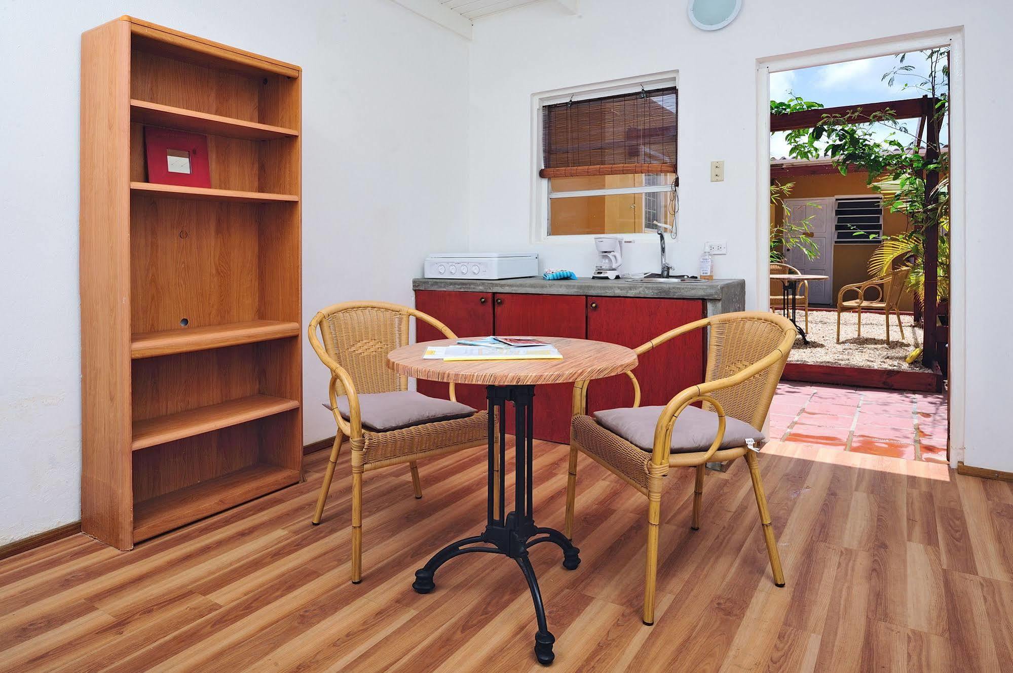 The Dive Hut - Boutique Apartments 克拉伦代克 外观 照片